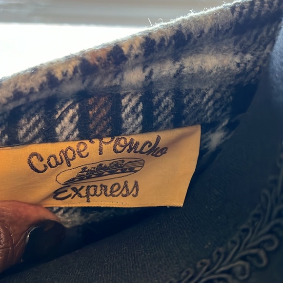 Wool plaid poncho with detachable hood scarf - Picture 5 of 8